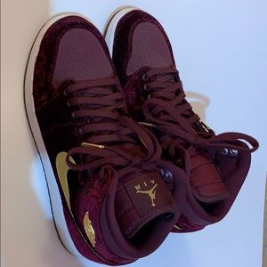 Air Jordan 1 High Velvet “Night Maroon” w/ box